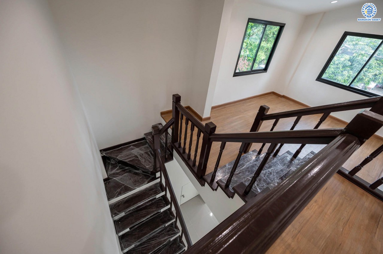 บ้านมือสองตกแต่งใหม่ คุณภาพแบรนด์ LH โครงการ ชลลดา บางบัวทอง เนื้อที่ 83 ตร.ว. ตกแต่งหรูหรา ฟังก์ชันจัดเต็ม 5 ห้องนอน 3 ห้องน้ำ จอดรถได้ 2 คัน พร้อม Facilities ครบ! บนทำเลคุณภาพ เชื่อมต่อได้หลายเส้นทาง ใกล้เซ็นทรัลเวสต์เกต และรถไฟฟ้า "สถานีบางพลู"